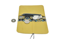 Detail of the anti-sandwich crease and the meticulous finishes of a leather wallet yellow CreationACC.