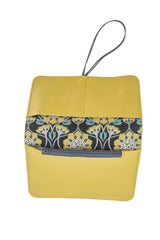 Detail of the anti-sandwich crease and the meticulous finishes of a leather wallet yellow CreationACC.