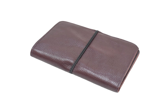 Portefeuille compact et plat Pamilacan en cuir véritable marron foncé avec élastique de fermeture assorti, fabriqué à Rennes.