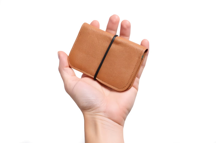 porte-cartes en cuir dans la main