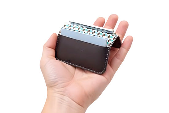 porte cartes en cuir dans la main