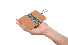 porte-cartes ouvert dans la main