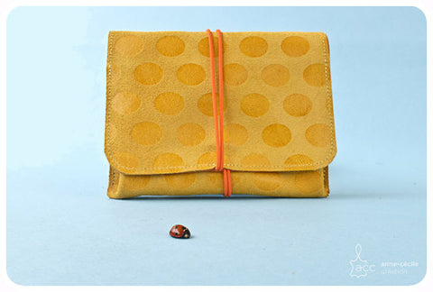 portefeuille de couleur rouge