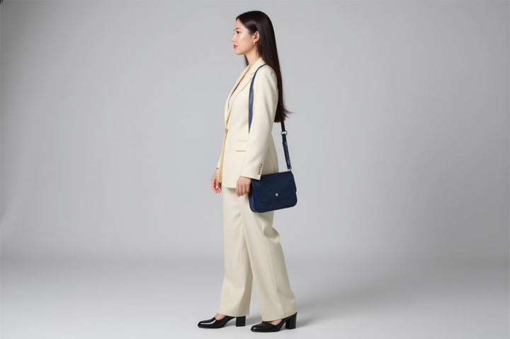 sac à main bleu porté en bandoulière