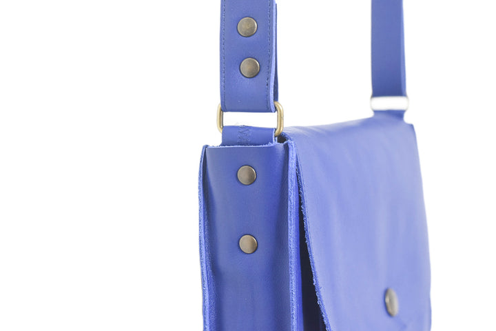 Leather shoulder bag with adjustable strap
