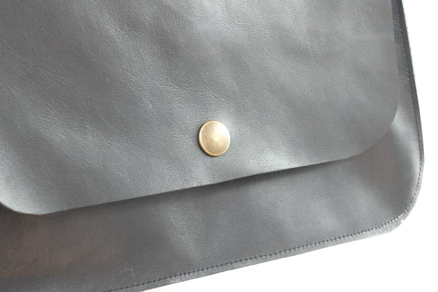 Leather shoulder bag black