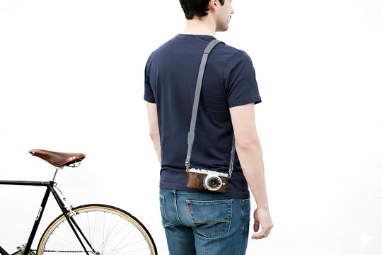 sangle en cuir bleue portée à l'épaule