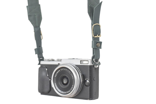 sangle en cuir bleue portée à l'épaule