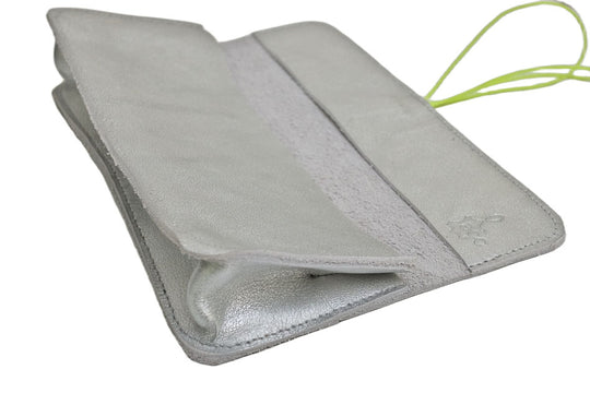 Trousse d'école et de bureau en cuir argenté souple avec fermeture par élastique de couleur, fabriquée à la main.