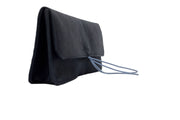 Trousse d'école et de bureau en cuir noir souple avec fermeture par élastique de couleur, fabriquée à la main.