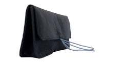 Trousse d'école et de bureau en cuir noir souple avec fermeture par élastique de couleur, fabriquée à la main.