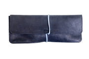 Trousse d'école et de bureau en cuir noir souple avec fermeture par élastique de couleur, fabriquée à la main.
