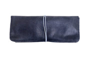 Trousse d'école et de bureau en cuir noir souple avec fermeture par élastique de couleur, fabriquée à la main.