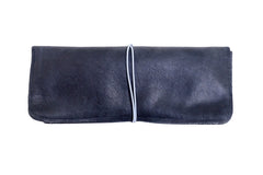 Trousse d'école et de bureau en cuir noir souple avec fermeture par élastique de couleur, fabriquée à la main.