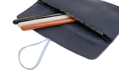Trousse d'école et de bureau en cuir noir souple avec fermeture par élastique de couleur, fabriquée à la main.