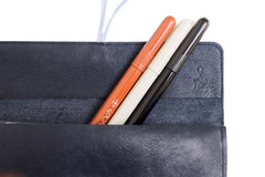 Trousse d'école et de bureau en cuir noir souple avec fermeture par élastique de couleur, fabriquée à la main.