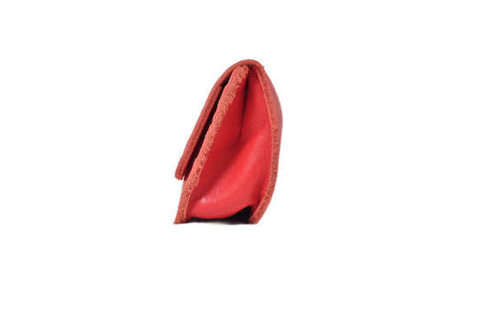 Trousse d'école et de bureau en cuir rouge souple avec fermeture par élastique de couleur, fabriquée à la main.