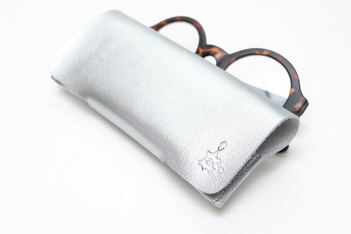 Etui à lunettes en cuir brillant