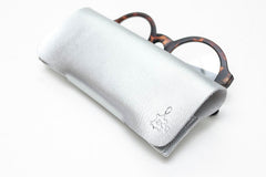 Etui à lunettes en cuir brillant