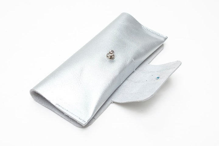 Etui à lunettes en cuir brillant