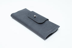 Pochette à lunettes en cuir gris
