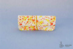Trousse en cuir tacheté jaune et orange